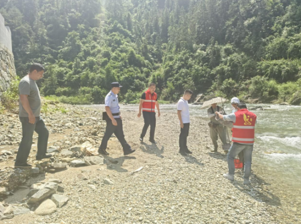 富灯网配资 黄山市徽州区富溪乡：“三向发力”织密禁渔“防护网”_大皖新闻 | 安徽网